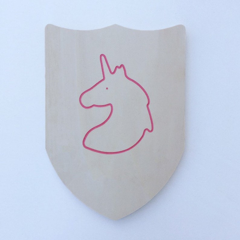 Children/'s disguise toy Arthur Pack Sword and wooden shield to decorate Unicorn Pink