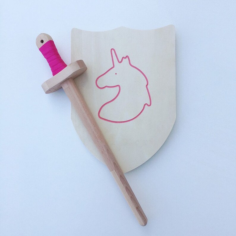 Children/'s disguise toy Arthur Pack Sword and wooden shield to decorate Unicorn Pink