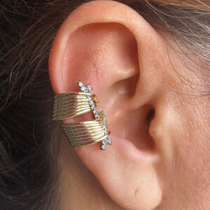 Gold Crystal Helix Ear Cuff • No Piercing Cartilage Cuff • Gold Multi‑Band Clip‑On Earcuff • Minimalist CZ Wrap Ear Jewelry for Women