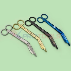 Könnte beinhalten: Vier chirurgische Scheren in Silber, Gold, Schwarz und Blau. Jede Schere hat eine gebogene Klinge und Fingerschlaufen. Die Klingen sind mit Namen graviert. Die Scheren sind diagonal auf einem hellgrünen Hintergrund angeordnet.