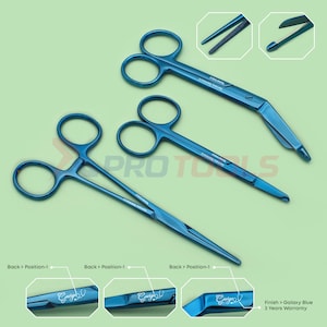 Op de afbeelding: Drie blauwe chirurgische instrumenten met ringhandvatten en schuine uiteinden worden getoond tegen een lichtgroene achtergrond. De instrumenten hebben de tekst "PROTO'S" en "Galaxy Blue" erop gedrukt. De afbeelding bevat ook close-up weergaven van de instrumentpunten.