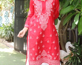 Puede incluir: Una kurta roja de manga larga con bordados blancos. La kurta tiene cuello en V y se lleva con un pantalón palazzo blanco.