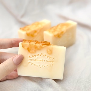 Sabonete de mel com cera de abelha feito de glicerina com aroma de mel