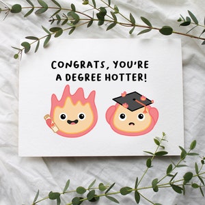 Un degré plus chaud | Cartes de remise des diplômes drôles pour les nouveaux diplômés Carte cadeaux de remise des diplômes Obtention du diplôme 2023 Casquette de remise des diplômes Jolie carte de remise des diplômes