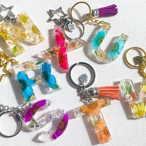 Lettres de porte-clés en résine avec pompon - Cadeau personnalisé, mariée, cadeau de demoiselle d’honneur, farce de bas