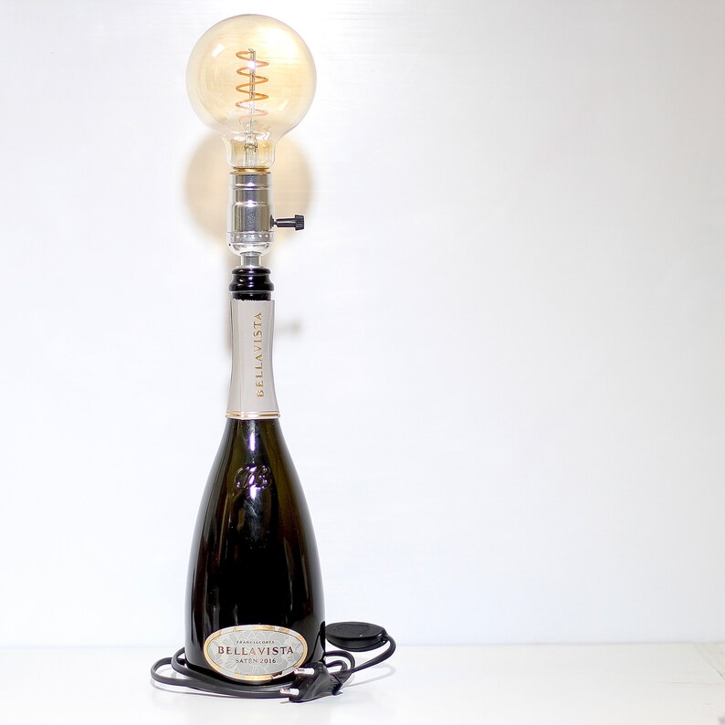 Bellavista Saten 2016 0,75l Tischlampe, Geschenk, Upcycling, handgefertigt, Wein, Designlampe, Flaschenlampe Bild 1