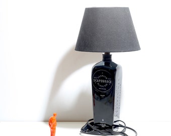 Scapegrace Black 0,7l Tischlampe, Geschenk, Upcycling, handgefertigt, Gin, Designlampe, Flaschenlampe