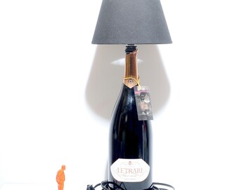 Letrari Brut Rosè 1,5l Tischlampe, Geschenk, Upcycling, handgefertigt, Wein, Magnum, Designlampe, Flaschenlampe