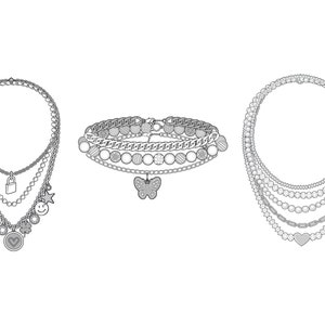 Puede incluir: Tres collares superpuestos con diferentes colgantes. El primer collar tiene un candado, estrellas y caritas sonrientes. El segundo collar tiene un colgante de mariposa. El tercer collar tiene un colgante de corazón.