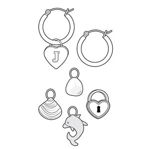 Op de afbeelding: Een set van vijf zilveren bedels voor het maken van sieraden. De bedels omvatten een hart met de letter J, een schelp, een hangslot met een hartvormig sleutelgat, een kleine ronde bedel en een dolfijn.