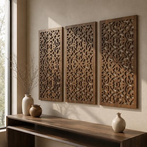 Peut inclure: Trois panneaux muraux rectangulaires en bois brun foncé présentant des motifs complexes de volutes découpés au laser. Les panneaux sont montés côte à côte sur un mur, affichant un design symétrique répétitif avec des découpes ajourées.