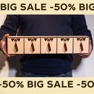 Peut inclure: Boîte en bois avec cinq compartiments, chacun avec une découpe en forme de cravate. La boîte est de couleur brun clair et a une finition en bois naturel. Le texte "BIG SALE -50% BIG" est imprimé en haut de l'image.
