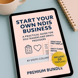 Peut inclure: Une tablette numérique affiche le texte "START YOUR OWN NDIS BUSINESS" avec du texte et des icônes supplémentaires. Une tasse de thé et un carnet à spirales sont également visibles. La tablette comprend un "Premium Bundle" avec 50 modèles.