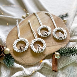 Runde Makramee Anhänger Schneeflocke & Tannenbaum | Einzigartige Makramee Anhänger für eine zauberhafte Weihnachtsdekoration