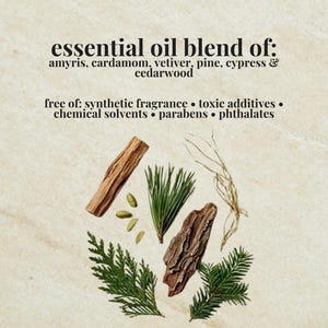 Pu&ograve; includere: Una miscela di oli essenziali di amyris, cardamomo, vetiver, pino, cipresso e legno di cedro. Il testo indica che &egrave; priva di fragranze sintetiche, additivi tossici, solventi chimici, parabeni e ftalati, con elementi botanici visibili.