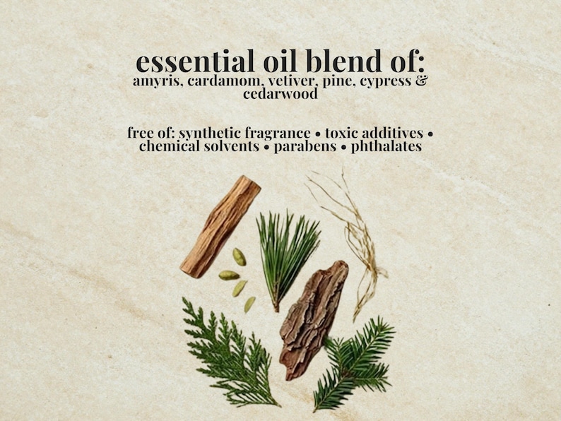 Pu&ograve; includere: Una miscela di oli essenziali di amyris, cardamomo, vetiver, pino, cipresso e legno di cedro. Il testo indica che &egrave; priva di fragranze sintetiche, additivi tossici, solventi chimici, parabeni e ftalati, con elementi botanici visibili.