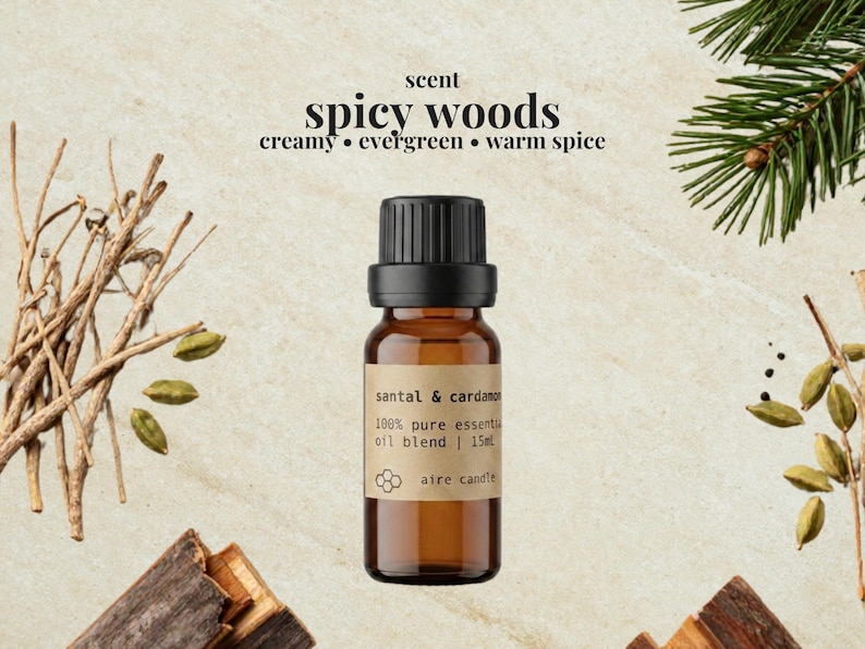 Pu&ograve; includere: Un flacone in vetro ambrato da 15 ml di olio essenziale con tappo nero ed etichetta color cuoio con la scritta santal & cardamom 100% pure essential oil blend | 15ml aire candle. Il testo sopra riporta scent spicy woods creamy &bull; evergreen &bull; warm spice.