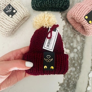 Ornement de bonnet fait main rouge, décoration de vin de vacances, porte-cartes cadeau de Noël, mini bonnet en tricot, mini bonnet en tricot, porte-cartes