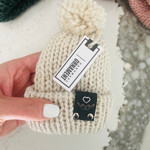 Enfeite de gorro branco feito à mão, enfeite de vinho para festas, porta-cartão de presente de Natal, mini chapéu de meia, mini gorro de malha, porta-cartão de lugar