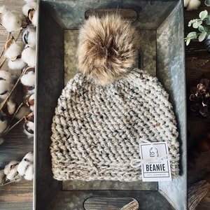 Off White Beanie, gemütliche Wintermütze, Damen Wintermütze, Damen Winter Modeaccessoires, handgemachtes Geschenk für sie, Mütze mit Bommel