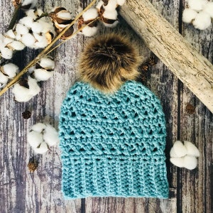 Handmade Women Teal beanie, beanie with fur pom, teal crochet hat, women&#39;s winter hat, women&#39;s ski hat, women&#39;s winter accessory, toque hat