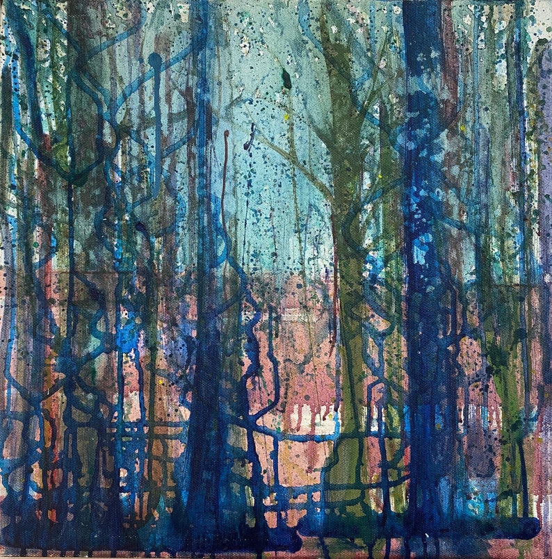 Puede incluir: Pintura abstracta de una escena de bosque con troncos de &aacute;rboles y ramas verticales. La obra de arte utiliza una paleta de azules, verdes y marrones, con goteos y salpicaduras de pintura que crean un efecto texturizado. El fondo tiene un tono azul claro.
