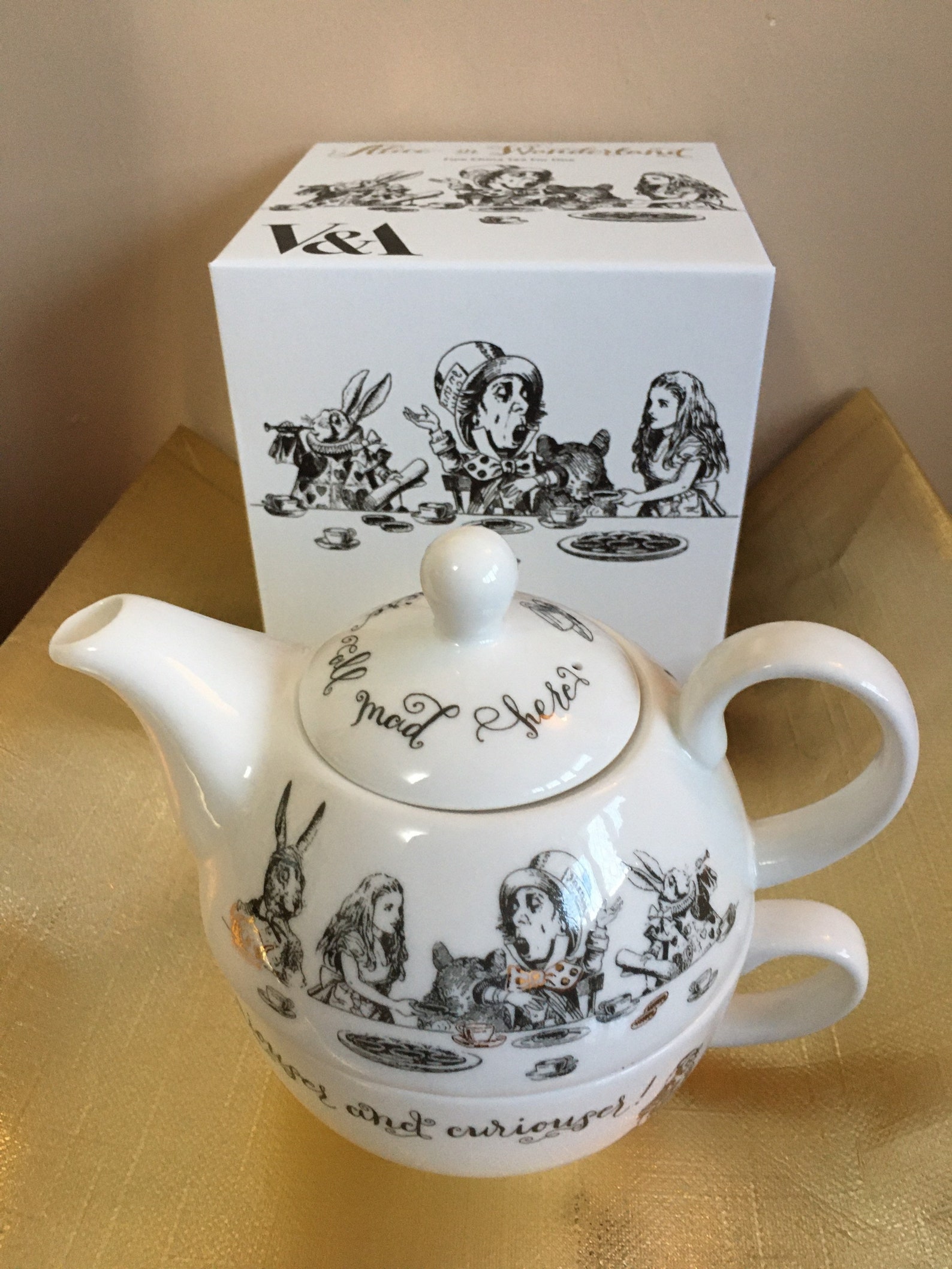 alice in the wonderland tea set