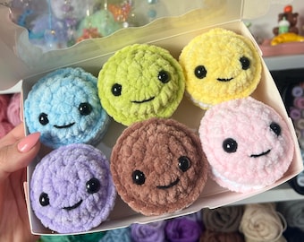 Macaron Plüschi | Gehäkelte handgemachte Amigurumi | Magisches Dopamin-Dekor | Skurril Schreibtisch Freund | Gemütliches Wohndekor