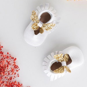 Pastell Rosa Leder Babyschuhe mit Silber Schmetterling, Weiche Sohle Babyschuhe, Kleinkind Mokassins, Krippenschuhe, Mädchen, Junge, Baby Shower White- Gold Bow