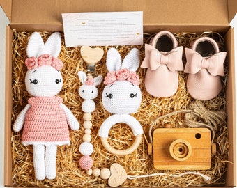 Neue Baby Geschenkbox personalisiert, Babykorb mit Schuhen und Babydecke, Gehäkelte Tiere, Holzspielzeug, Schnullerclip, BabyParty Geschenk