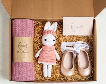 Personalisierte Baby Mädchen Geschenkbox mit Baby Mädchen Schuhen und Amigurumi Hase und einer weichen Babydecke, Baby Shower Geschenk