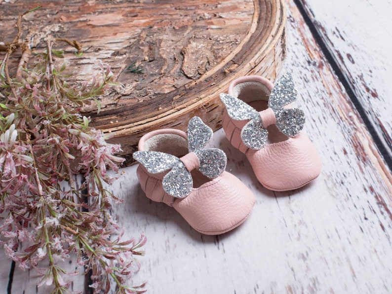 Pastell Rosa Leder Babyschuhe mit Silber Schmetterling, Weiche Sohle Babyschuhe, Kleinkind Mokassins, Krippenschuhe, Mädchen, Junge, Baby Shower Pink- Silver Bow