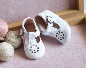 Leather Crawling Shoes Baby and Kids with Name, Handmade Baby Slippers, Personalized Baby Walkers with Name