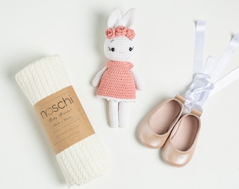 Neugeborenen GeschenkSet für Baby Mädchen mit PERSONALISIERTEN MOCCASINS Schuhen bequeme Musselin Decke Häkelhase Andenken Taufgeschenk