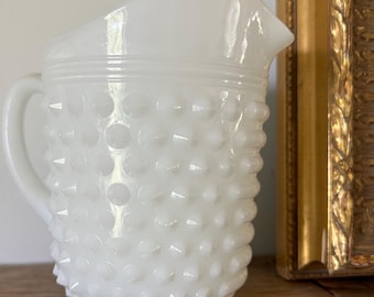 Vintage witte kan met melkglazen zoolspijker | Farmhouse Cottagecore-vaas | Klassiek verhoogd hoefnagelpatroon melkglasdecor