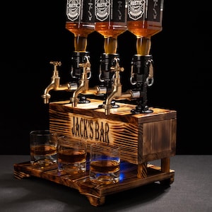 Personlig whiskydispenser med RGB: Trädekoration till spritbaren