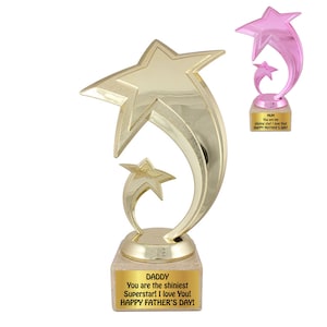 Puede incluir: Trofeo de color dorado con diseño de estrella. La base del trofeo tiene un mensaje que dice "DADDY You are the shiniest Superstar! I love You! HAPPY FATHER'S DAY!"