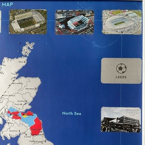 Peut inclure: Une carte du Royaume-Uni montrant les emplacements de diff&eacute;rentes &eacute;quipes de football. La carte est sur un fond bleu avec une bordure blanche. Les &eacute;quipes sont marqu&eacute;es par des cercles de diff&eacute;rentes couleurs, et les noms des &eacute;quipes sont list&eacute;s sous la carte. La carte comprend &eacute;galement les noms de certaines villes du Royaume-Uni.