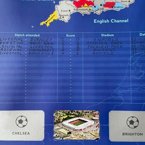 Peut inclure: Une carte bleue et blanche de l'Angleterre avec une liste manuscrite de matchs de football auxquels on a assist&eacute;, y compris les &eacute;quipes, le score, le stade et la date. La liste comprend des matchs comme Liverpool contre Burnley, Everton contre West Ham et Crystal Palace contre Liverpool.