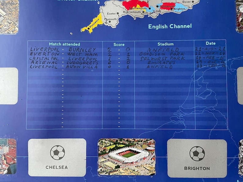 Peut inclure: Une carte bleue et blanche de l'Angleterre avec une liste manuscrite de matchs de football auxquels on a assist&eacute;, y compris les &eacute;quipes, le score, le stade et la date. La liste comprend des matchs comme Liverpool contre Burnley, Everton contre West Ham et Crystal Palace contre Liverpool.