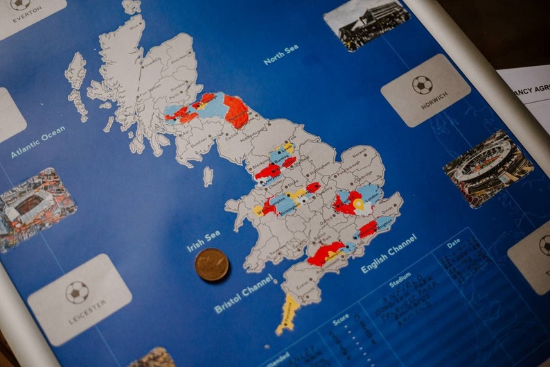 Peut inclure: Une carte du Royaume-Uni avec des points color&eacute;s marquant des emplacements. La carte est sur un fond bleu avec les noms des mers et des canaux &eacute;tiquet&eacute;s. Il y a une pi&egrave;ce de monnaie sur la carte pr&egrave;s de l'&eacute;tiquette "Mer d'Irlande".