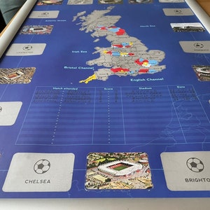 Peut inclure: Une carte bleue et blanche du Royaume-Uni avec une liste des &eacute;quipes de Premier League et leurs stades. La carte montre l'emplacement du stade de chaque &eacute;quipe. La liste comprend le nom de l'&eacute;quipe, le nom du stade et la date du match. La carte est sur un fond bleu avec des lignes blanches.