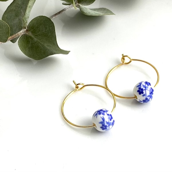 Ohrringe Creolen Keramik Porzellan Keramikperlen| blau weiß gold | Blumen| Edelstahl vergoldet | Trend Frühjahr Sommer elegant Valentinstag