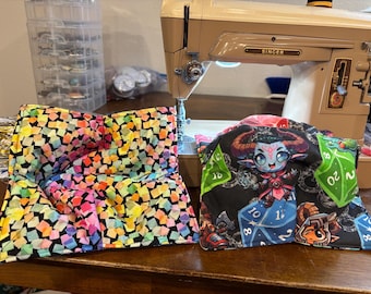 ¡Nuevos diseños! Telas de D20 y Dragones y Mazmorras para fundas de cuencos y agarraderas.