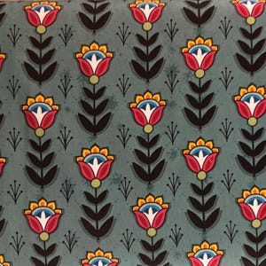 Tissus à motifs floraux indigènes vendus au mètre : noir, violet, vert et gris, avec accents floraux arc-en-ciel. NOIR DE NOUVEAU EN STOCK