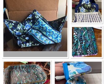 Telas florales azules para fundas para cuencos, agarraderas y soportes para cazuelas.