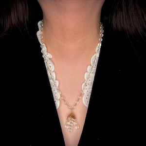 Collar de cadena de vidrio hecho a mano con colgante de tapa de cuentas vintage