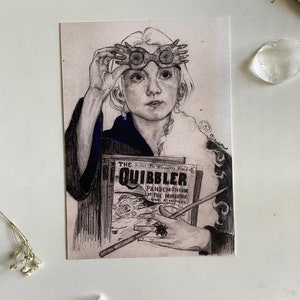 Può includere: Un disegno a matita in bianco e nero di un giovane che indossa occhiali rotondi e tiene in mano una rivista 'The Quibbler'. La copertina della rivista presenta un grande occhio e il testo 'Pandemonio al Ministero'.
