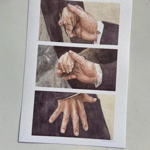 Puede incluir: Una pintura de acuarela de tres posiciones de manos diferentes. Las manos se representan en una paleta de colores suaves y apagados, con tonos de marrón y gris. La pintura está dividida en tres secciones, cada una mostrando un gesto de mano diferente.