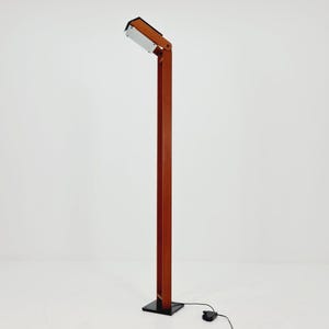 Lámpara de pie de teca maciza de mediados de siglo, ultra rara, de Domus Denmark, década de 1970.